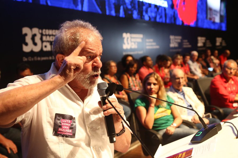 Em discurso durante o 33º Congresso da Confederação Nacional dos Trabalhadores em Educação, em Brasília, o ex-presidente questionou retoricamente quem seria capaz de tirar o país da "lama" e foi prontamente respondido pelos participantes do evento, que gritavam "Lula! Lula!"; "Essa é uma discussão que faremos em 2017", disse o petista; "Este ano quem acha que vai me proibir de fazer as coisas nesse país pode se preparar. Eu vou voltar a rodar esse país", afirmou (Foto: Gisele Federicce) Em discurso durante o 33º Congresso da Confederação Nacional dos Trabalhadores em Educação, em Brasília, o ex-presidente questionou retoricamente quem seria capaz de tirar o país da "lama" e foi prontamente respondido pelos participantes do evento, que gritavam "Lula! Lula!"; "Essa é uma discussão que faremos em 2017", disse o petista; "Este ano quem acha que vai me proibir de fazer as coisas nesse país pode se preparar. Eu vou voltar a rodar esse país", afirmou