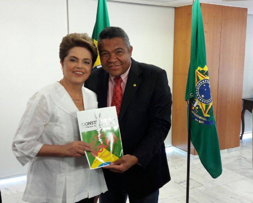 Escolhido para integrar a Fundação Perseu Abramo, o deputado federal baiano Valmir Assunção comemorou a designação de Dilma Rousseff para o conselho curador da instituição gere a linha sociopolítica do PT; para Assunção, a questão política no PT vai se resolver em pouco tempo e o partido voltará forte para 2018; "Não vamos sucumbir ao golpe, vamos lutar até o último momento e mostrar que temos razão ao chamar todos que participaram dessa farsa, que foi o processo de cassação da presidenta Dilma, de golpistas. Não temos outra definição para eles", diz o deputado (Foto: Romulo Faro) Escolhido para integrar a Fundação Perseu Abramo, o deputado federal baiano Valmir Assunção comemorou a designação de Dilma Rousseff para o conselho curador da instituição gere a linha sociopolítica do PT; para Assunção, a questão política no PT vai se resolver em pouco tempo e o partido voltará forte para 2018; "Não vamos sucumbir ao golpe, vamos lutar até o último momento e mostrar que temos razão ao chamar todos que participaram dessa farsa, que foi o processo de cassação da presidenta Dilma, de golpistas. Não temos outra definição para eles", diz o deputado