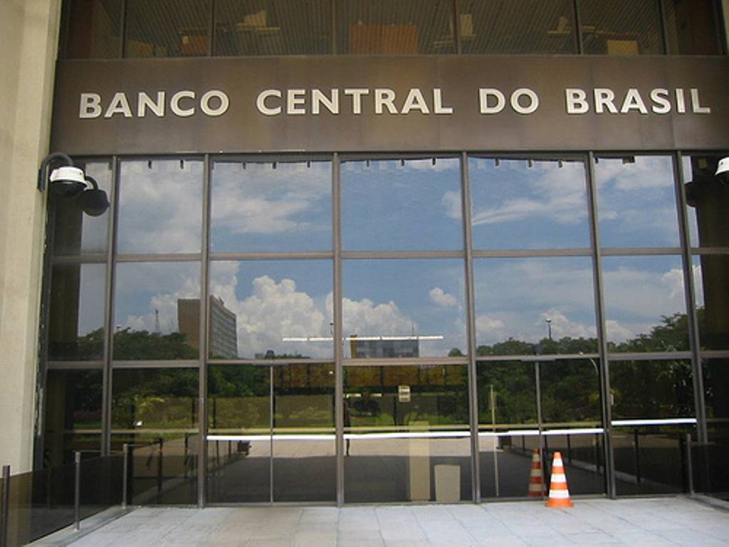 Os economistas consultados na pesquisa Focus do Banco Central reduziram a expectativa para a taxa básica de juros neste ano, embora tenham elevado ligeiramente a perspectiva para a inflação; levantamento divulgado nesta segunda-feira mostrou que a expectativa agora é de que a Selic termine o ano a 10,25%, contra 10,5% esperados anteriormente; foi mantida a expectativa de aceleração do corte da Selic em janeiro, a 0,5%, após duas reduções de 0,25% que levaram a taxa básica de juros aos atuais 13,75% (Foto: Romulo Faro) Os economistas consultados na pesquisa Focus do Banco Central reduziram a expectativa para a taxa básica de juros neste ano, embora tenham elevado ligeiramente a perspectiva para a inflação; levantamento divulgado nesta segunda-feira mostrou que a expectativa agora é de que a Selic termine o ano a 10,25%, contra 10,5% esperados anteriormente; foi mantida a expectativa de aceleração do corte da Selic em janeiro, a 0,5%, após duas reduções de 0,25% que levaram a taxa básica de juros aos atuais 13,75%