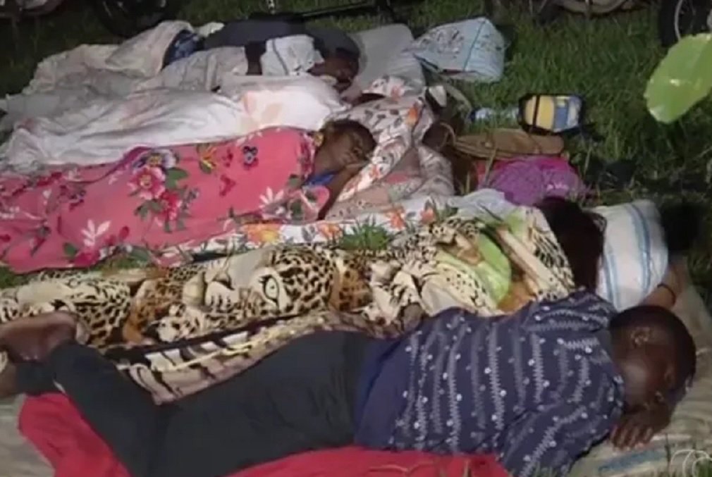 O grupo de pessoas que foi retirado de uma área da prefeitura de Goiânia, no Parque Atheneu, está dormindo de forma improvisada numa praça em frente ao local que haviam invadido; na terça-feira, máquinas da prefeitura destruíram os casebres e homens da Guarda Municipal retiraram as pessoas que ocupavam a área; prefeitura afirma que as famílias estão inscritas num programa de habitação e precisam esperar por nova moradias; "Nenhum homem na administração pública deste país preocupou com a moradia para as classes menos favorecidas mais do que eu. Mas eu não aceito anarquia nessa área. Se eu sou construtor de casas, vou construir casas. Por que vou aceitar invasão? Tumultuar a vida da cidade? Não", disse o prefeito Iris Rezende ao comentar o episódio (Foto: José Barbacena) O grupo de pessoas que foi retirado de uma área da prefeitura de Goiânia, no Parque Atheneu, está dormindo de forma improvisada numa praça em frente ao local que haviam invadido; na terça-feira, máquinas da prefeitura destruíram os casebres e homens da Guarda Municipal retiraram as pessoas que ocupavam a área; prefeitura afirma que as famílias estão inscritas num programa de habitação e precisam esperar por nova moradias; "Nenhum homem na administração pública deste país preocupou com a moradia para as classes menos favorecidas mais do que eu. Mas eu não aceito anarquia nessa área. Se eu sou construtor de casas, vou construir casas. Por que vou aceitar invasão? Tumultuar a vida da cidade? Não", disse o prefeito Iris Rezende ao comentar o episódio