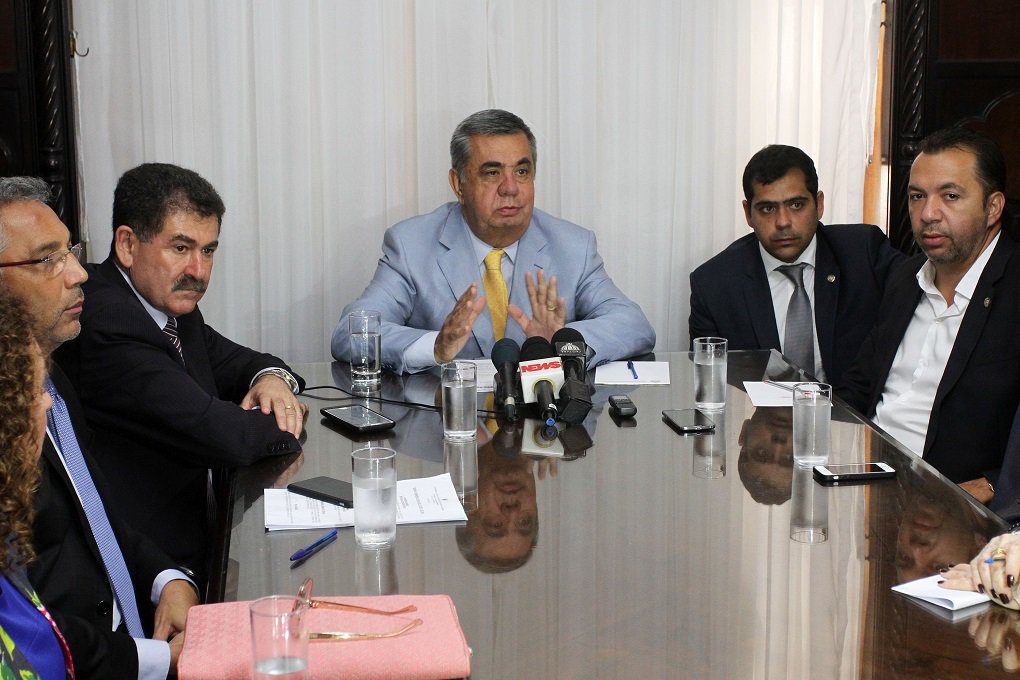 Presidente da Assembleia, deputado Jorge Picciani (PMDB) vai devolver ao Governo do Estado o projeto que cria desconto provisório no salário de servidores e inativos; com isso, a contribuição previdenciária chegaria a 30%; anúncio foi feito nesta quarta durante coletiva; "Vou devolver ao governo a mensagem, primeiro por uma exigência da bancada do PMDB, que fechou questão em apoiar as outras mensagens, mas não acha essa justa, principalmente com quem ganha pouco, e também atendendo ao apelo de todos os deputados" (Foto: José Barbacena) Presidente da Assembleia, deputado Jorge Picciani (PMDB) vai devolver ao Governo do Estado o projeto que cria desconto provisório no salário de servidores e inativos; com isso, a contribuição previdenciária chegaria a 30%; anúncio foi feito nesta quarta durante coletiva; "Vou devolver ao governo a mensagem, primeiro por uma exigência da bancada do PMDB, que fechou questão em apoiar as outras mensagens, mas não acha essa justa, principalmente com quem ganha pouco, e também atendendo ao apelo de todos os deputados"