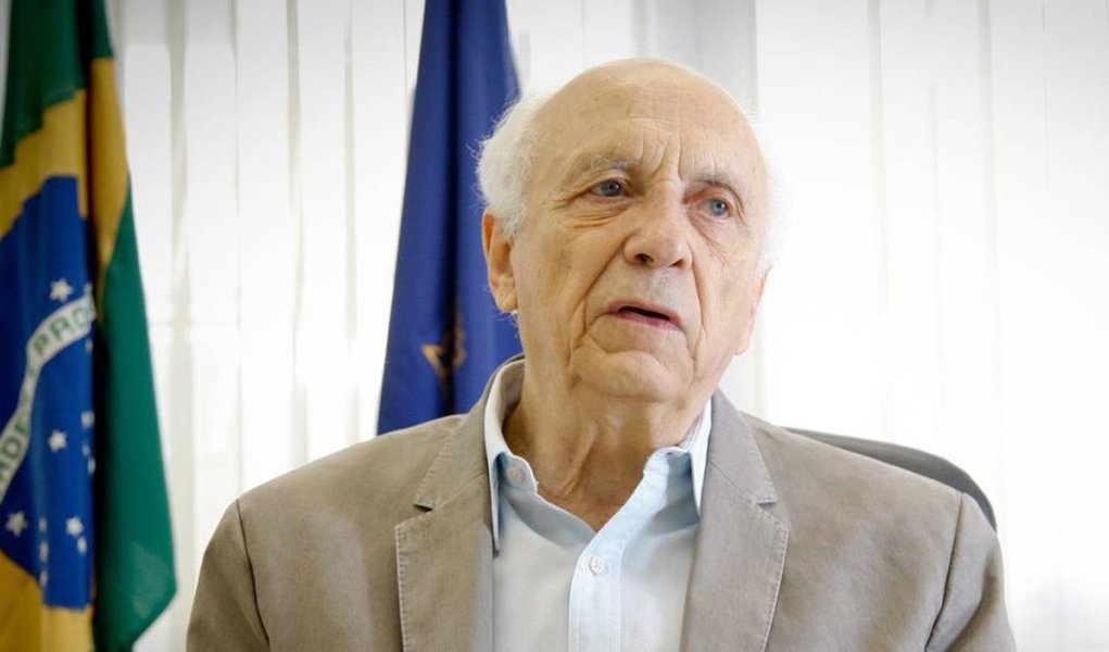 Ex-ministro da Fazenda do governo Itamar Franco, o professor Rubens Ricupero critica a "exposição excessiva" do Poder Judiciário; segundo ele, os ministros do Supremo Tribunal Federal "não são capazes de manter um comportamento como um magistrado deveria ter, de discrição"; segundo Ricupero, o STF tem agido no vácuo do Congresso; "Quando há um vácuo, alguém ocupa. No caso, tem sido a corte, porque os legisladores não são capazes de votar, às vezes, em coisas relativas a eles"; segundo ele, a operação Lava Jato foi "contaminada" pelo uso excessivo de prisões preventivas para forçar delações (Foto: Aquiles Lins) Ex-ministro da Fazenda do governo Itamar Franco, o professor Rubens Ricupero critica a "exposição excessiva" do Poder Judiciário; segundo ele, os ministros do Supremo Tribunal Federal "não são capazes de manter um comportamento como um magistrado deveria ter, de discrição"; segundo Ricupero, o STF tem agido no vácuo do Congresso; "Quando há um vácuo, alguém ocupa. No caso, tem sido a corte, porque os legisladores não são capazes de votar, às vezes, em coisas relativas a eles"; segundo ele, a operação Lava Jato foi "contaminada" pelo uso excessivo de prisões preventivas para forçar delações