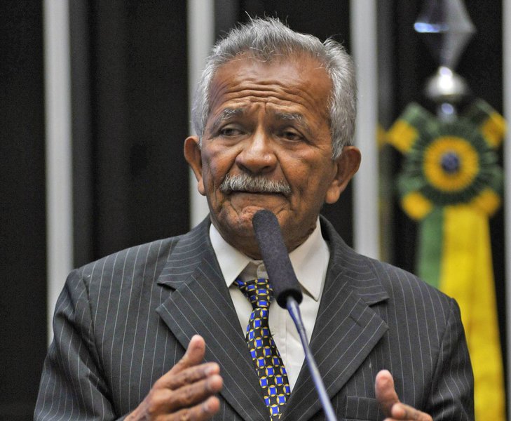 "Elegendo Donald Trump, os Estados Unidos arranjaram um Temer pra chamar de seu". A afirmação é do deputado federal Chico Lopes (PCdoB-CE), que considera o resultado das eleições norte-americana um fortalecimento do conservadorismo e defende uma ação conjunta das forças democráticas e progressistas, também em nível internacional, para fazer frente a esse avanço conservador (Foto: Fatima 247) "Elegendo Donald Trump, os Estados Unidos arranjaram um Temer pra chamar de seu". A afirmação é do deputado federal Chico Lopes (PCdoB-CE), que considera o resultado das eleições norte-americana um fortalecimento do conservadorismo e defende uma ação conjunta das forças democráticas e progressistas, também em nível internacional, para fazer frente a esse avanço conservador
