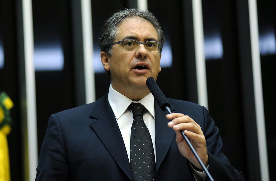 Em nota divulgada nesta segunda-feira, o líder do PT na Câmara, deputado Carlos Zarattini (PT-SP), repudia em nome da bancada petista os recentes crimes relacionados a preconceitos ocorridos em Campinas e São Paulo, "mas que se repetem cotidianamente, de forma mais ou menos grave, em qualquer cidade brasileira"; Zarattini lembra que "o discurso de ódio disseminado por adeptos do pensamento fascista associado à extrema direita possui porta-vozes em todos os setores da sociedade: no Parlamento, em alguns fanáticos religiosos, nos meios de comunicação e em outras instituições" (Foto: Romulo Faro) Em nota divulgada nesta segunda-feira, o líder do PT na Câmara, deputado Carlos Zarattini (PT-SP), repudia em nome da bancada petista os recentes crimes relacionados a preconceitos ocorridos em Campinas e São Paulo, "mas que se repetem cotidianamente, de forma mais ou menos grave, em qualquer cidade brasileira"; Zarattini lembra que "o discurso de ódio disseminado por adeptos do pensamento fascista associado à extrema direita possui porta-vozes em todos os setores da sociedade: no Parlamento, em alguns fanáticos religiosos, nos meios de comunicação e em outras instituições"