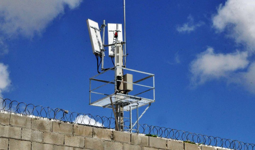 Dados do Conselho Nacional de Justiça (CNJ) revelam que 65% das unidades prisionais do Brasil não têm têm detectores de metais nem aparelhos para o bloquear o sinal de celulares, itens considerados básicos na segurança interna dos presídios; esse é o caso por exemplo, do Complexo Penitenciário Anísio Jobim, no Amazonas, onde 56 detentos foram mortos na segunda-feira (2) numa guerra entre de facções; o Geopresídios sistema do CNJ, tem até então dados de mais de 2,7 mil unidades prisionais; juntas, elas mantêm mais de 644 mil detentos nos 26 estados e no Distrito Federal (Foto: Romulo Faro) Dados do Conselho Nacional de Justiça (CNJ) revelam que 65% das unidades prisionais do Brasil não têm têm detectores de metais nem aparelhos para o bloquear o sinal de celulares, itens considerados básicos na segurança interna dos presídios; esse é o caso por exemplo, do Complexo Penitenciário Anísio Jobim, no Amazonas, onde 56 detentos foram mortos na segunda-feira (2) numa guerra entre de facções; o Geopresídios sistema do CNJ, tem até então dados de mais de 2,7 mil unidades prisionais; juntas, elas mantêm mais de 644 mil detentos nos 26 estados e no Distrito Federal