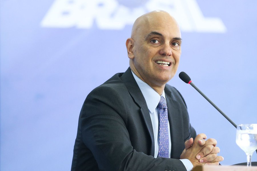 Jornalista Fernando Brito destaca o documento em que a governadora de Roraima, Suely Campos, pede ao ministro da Justiça ajuda da Força Nacional de Segurança e lembra que Alexandre de Moraes negou que o governo negou que o Estado tivesse pedido apoio; "Alexandre Moraes perdeu as condições morais de tratar de qualquer coisa com os estados da Federação. Quem pode confiar nele, depois disso? Ele é a bola da vez do Governo Temer", defende; o governo anunciou essa semana um plano de segurança que prevê a construção de cinco novos presídios federais, mais um em cada Estado da federação, que receberá o repasse de R$ 1,8 bilhão do fundo penitenciário (Foto: Gisele Federicce) Jornalista Fernando Brito destaca o documento em que a governadora de Roraima, Suely Campos, pede ao ministro da Justiça ajuda da Força Nacional de Segurança e lembra que Alexandre de Moraes negou que o governo negou que o Estado tivesse pedido apoio; "Alexandre Moraes perdeu as condições morais de tratar de qualquer coisa com os estados da Federação. Quem pode confiar nele, depois disso? Ele é a bola da vez do Governo Temer", defende; o governo anunciou essa semana um plano de segurança que prevê a construção de cinco novos presídios federais, mais um em cada Estado da federação, que receberá o repasse de R$ 1,8 bilhão do fundo penitenciário