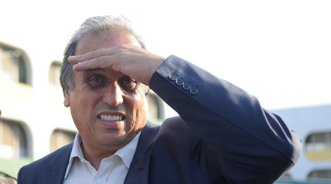 Governador do Rio de Janeiro, Luiz Fernando Pezão (PMDB), executa mudanças na sua equipe de governo, em meio à grave crise financeira que o estado atravessa; despacho publicado no Diário Oficial do Estado nesta segunda-feira, 14, informa que Francisco Caldas deixa a pasta de Planejamento, que passa a ser comandada por Luiz Claudio Gomes, subsecretário da Fazenda; ele terá a missão de realizar a fusão entre as duas secretarias; já na Casa Civil, Leonardo Espínola deixa o comando da pasta e vai para a Procuradoria Geral do Estado (Foto: Aquiles Lins) Governador do Rio de Janeiro, Luiz Fernando Pezão (PMDB), executa mudanças na sua equipe de governo, em meio à grave crise financeira que o estado atravessa; despacho publicado no Diário Oficial do Estado nesta segunda-feira, 14, informa que Francisco Caldas deixa a pasta de Planejamento, que passa a ser comandada por Luiz Claudio Gomes, subsecretário da Fazenda; ele terá a missão de realizar a fusão entre as duas secretarias; já na Casa Civil, Leonardo Espínola deixa o comando da pasta e vai para a Procuradoria Geral do Estado