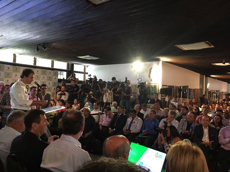 Cerca de mil pessoas participaram do encontro sobre a Convivência com a Seca e a Transposição do Rio São Francisco no Ceará, hoje pela manhã, no Palácio da Abolição. No encontro governador Camilo Santana fez uma prestação de contas das ações desenvolvidas pelo Governo do Estado e apresentou dados sobre a crise hídrica (Foto: Fatima 247) Cerca de mil pessoas participaram do encontro sobre a Convivência com a Seca e a Transposição do Rio São Francisco no Ceará, hoje pela manhã, no Palácio da Abolição. No encontro governador Camilo Santana fez uma prestação de contas das ações desenvolvidas pelo Governo do Estado e apresentou dados sobre a crise hídrica