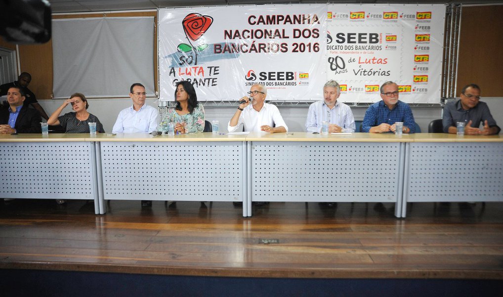 O prefeito eleito de Aracaju, Edvaldo Nogueira (PCdoB), anunciou nesta quarta (16) a sua equipe de transição, em coletiva para a imprensa; a equipe será coordenada pelo futuro secretário municipal da Fazenda, Jefferson Passos, e terá entre seus membros a vice-prefeita eleita Eliane Aquino (PT); ao todo, oito pessoas compõem o grupo, que terá a função de levantar informações sobre a situação atual da administração municipal e apresentar um plano para os primeiros 100 dias da nova gestão; o anúncio da equipe de transição também é o cumprimento de uma das exigências feitas pela resolução nº 301 do Tribunal de Contas do Estado (Foto: Valter Lima) O prefeito eleito de Aracaju, Edvaldo Nogueira (PCdoB), anunciou nesta quarta (16) a sua equipe de transição, em coletiva para a imprensa; a equipe será coordenada pelo futuro secretário municipal da Fazenda, Jefferson Passos, e terá entre seus membros a vice-prefeita eleita Eliane Aquino (PT); ao todo, oito pessoas compõem o grupo, que terá a função de levantar informações sobre a situação atual da administração municipal e apresentar um plano para os primeiros 100 dias da nova gestão; o anúncio da equipe de transição também é o cumprimento de uma das exigências feitas pela resolução nº 301 do Tribunal de Contas do Estado