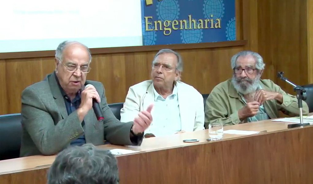O geólogo Guilherme Estrella, ex-diretor da Petrobras, fez um desabafo apaixonado durante o seminário sobre o petróleo e o pré-sal promovido pelo Clube de Engenharia, no Rio; para Estrella, o Brasil está sendo transformado num “puteiro” do capitalismo financeiro internacional, perdendo a soberania da mesma forma que a China perdeu no século 19; o golpe foi o “mergulho no poço” (Foto: Giuliana Miranda) O geólogo Guilherme Estrella, ex-diretor da Petrobras, fez um desabafo apaixonado durante o seminário sobre o petróleo e o pré-sal promovido pelo Clube de Engenharia, no Rio; para Estrella, o Brasil está sendo transformado num “puteiro” do capitalismo financeiro internacional, perdendo a soberania da mesma forma que a China perdeu no século 19; o golpe foi o “mergulho no poço”