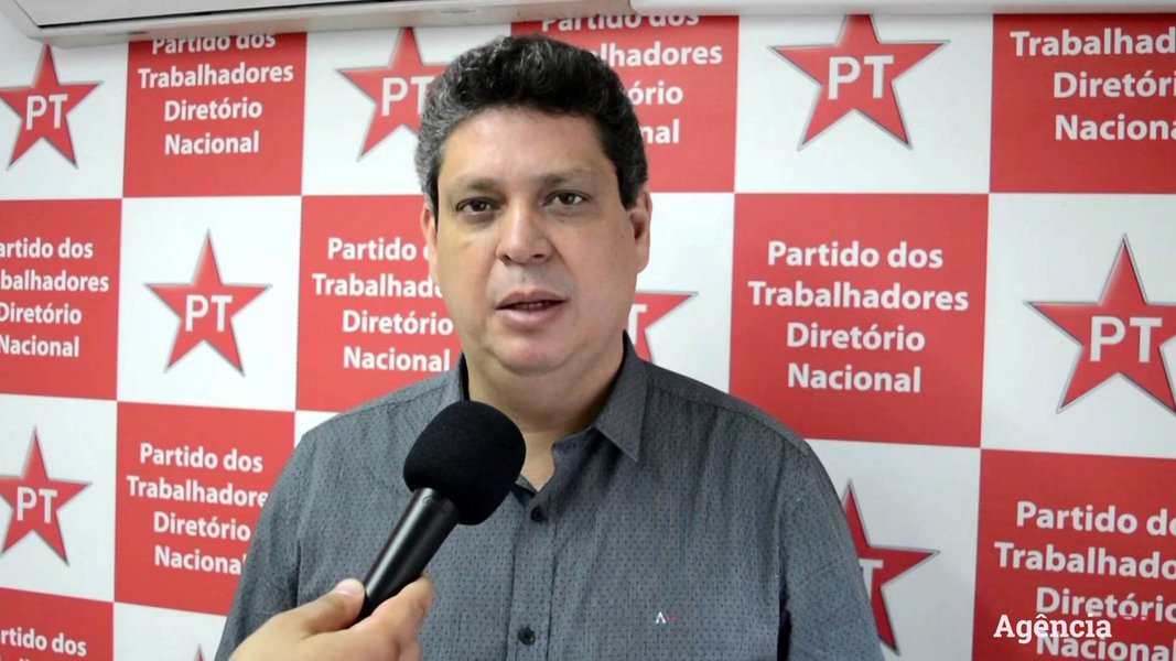 O secretário nacional de Finanças e Planejamento do PT e ex-deputado federal Márcio Macêdo afirmou, nesta segunda (28), em entrevista à rádio 103 FM, que “não é bom para a democracia, nem para Aracaju e nem para o Estado” que a disputa política atrapalhe as gestões públicas; num claro recado à oposição, ele disse que “não é bom se estabelecer um terceiro turno em Sergipe e nem se antecipar a eleição de 2018”; ao falar da futura gestão de Edvaldo Nogueira (PCdoB) e Eliane Aquino (PT), em Aracaju, o ex-parlamentar avaliou que as perspectivas são de uma “administração qualificada” e que representará o “reencontro dos aracajuanos com a esperança de um futuro melhor” (Foto: Valter Lima) O secretário nacional de Finanças e Planejamento do PT e ex-deputado federal Márcio Macêdo afirmou, nesta segunda (28), em entrevista à rádio 103 FM, que “não é bom para a democracia, nem para Aracaju e nem para o Estado” que a disputa política atrapalhe as gestões públicas; num claro recado à oposição, ele disse que “não é bom se estabelecer um terceiro turno em Sergipe e nem se antecipar a eleição de 2018”; ao falar da futura gestão de Edvaldo Nogueira (PCdoB) e Eliane Aquino (PT), em Aracaju, o ex-parlamentar avaliou que as perspectivas são de uma “administração qualificada” e que representará o “reencontro dos aracajuanos com a esperança de um futuro melhor”