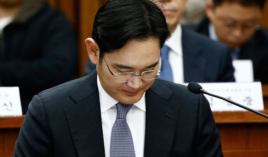 Promotores especiais sul-coreanos interrogaram nesta quinta-feira o líder do conglomerado Samsung sobre suspeita de pagamento de propina em um escândalo político que levou ao impeachment da presidente do país, Park Geun-hye; "Peço desculpas ao povo sul-coreano por não mostrar um lado melhor", disse o chefe da Samsung, Jay Y. Lee; Promotores afirmaram na quarta-feira que Lee é um dos suspeitos no esquema e estão investigando se a Samsung deu US$ 25,3 milhões para uma empresa em troca de receber permissão para uma fusão entre a Samsung C&T e Cheil Industries, em 2015 (Foto: Paulo Emílio) Promotores especiais sul-coreanos interrogaram nesta quinta-feira o líder do conglomerado Samsung sobre suspeita de pagamento de propina em um escândalo político que levou ao impeachment da presidente do país, Park Geun-hye; "Peço desculpas ao povo sul-coreano por não mostrar um lado melhor", disse o chefe da Samsung, Jay Y. Lee; Promotores afirmaram na quarta-feira que Lee é um dos suspeitos no esquema e estão investigando se a Samsung deu US$ 25,3 milhões para uma empresa em troca de receber permissão para uma fusão entre a Samsung C&T e Cheil Industries, em 2015