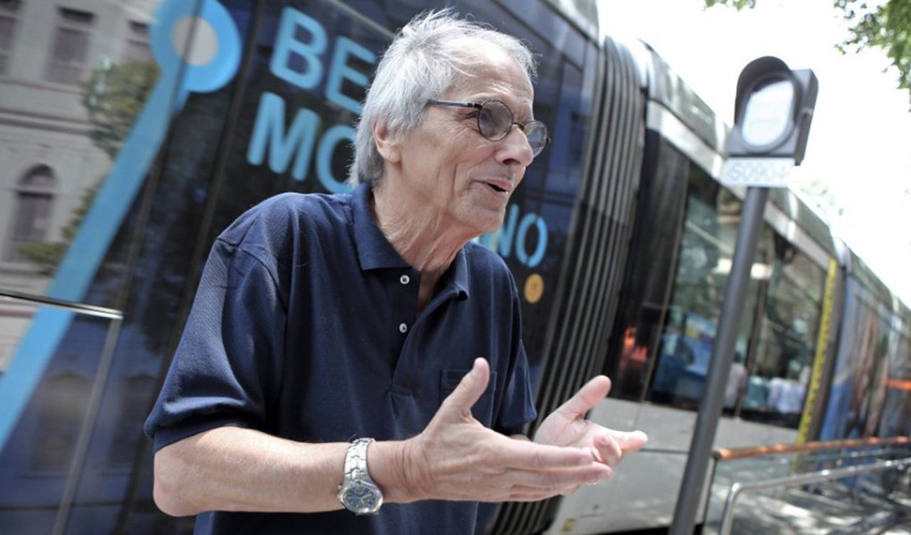 O secretário municipal de Transportes, Fernando MacDowell, afirmou que o reajuste das passagens de ônibus será feito apenas quando toda a frota tiver o sistema de refrigeração instalado; segundo MacDowell, as empresas precisam cumprir o contrato de instalação do ar-condicionado sem a necessidade do aumento do tarifa; "Até hoje eles não cumpriram o contrato, mas estão pedindo aumento de tarifa. Esse aumento de tarifa eu não vou deixar, em hipótese nenhuma, enquanto eles não resolverem o problema do ar condicionado. Não adianta você ficar aumentando a tarifa porque a demanda cai", afirmou MacDowell (Foto: Leonardo Lucena) O secretário municipal de Transportes, Fernando MacDowell, afirmou que o reajuste das passagens de ônibus será feito apenas quando toda a frota tiver o sistema de refrigeração instalado; segundo MacDowell, as empresas precisam cumprir o contrato de instalação do ar-condicionado sem a necessidade do aumento do tarifa; "Até hoje eles não cumpriram o contrato, mas estão pedindo aumento de tarifa. Esse aumento de tarifa eu não vou deixar, em hipótese nenhuma, enquanto eles não resolverem o problema do ar condicionado. Não adianta você ficar aumentando a tarifa porque a demanda cai", afirmou MacDowell