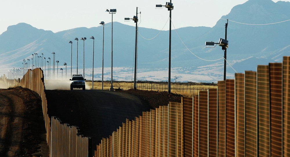 Segundo comunicado da Casa Branca nesta quinta-feira (26), o presidente Donald Trump quer uma taxa de importação de 20% sobre todos os produtos mexicanos para financiar a construção do muro na fronteira entre os dois países (Foto: Leonardo Attuch) Segundo comunicado da Casa Branca nesta quinta-feira (26), o presidente Donald Trump quer uma taxa de importação de 20% sobre todos os produtos mexicanos para financiar a construção do muro na fronteira entre os dois países