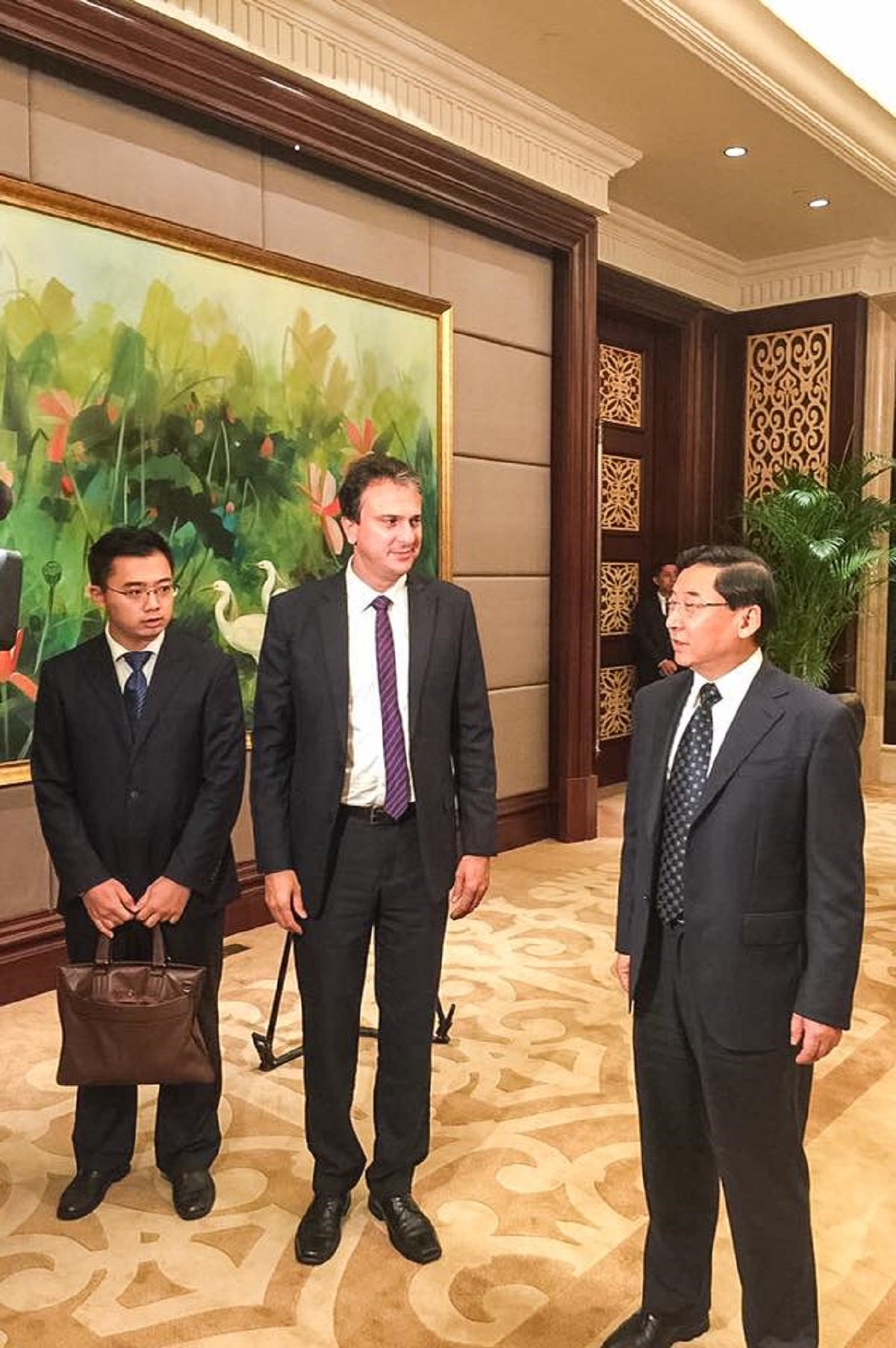 O governador Camilo Santana continua cumprindo agenda na viagem oficial que faz à China, em busca de parcerias para investimentos no Ceará. Ontem, ele teve reunião com o governador da província de Fujian, Yu Weiguo. A província sedia importantes empresas do setor automotivo. Hoje e amanhã o governador cumpre agenda em Incheon e Seul, na Coreia do Sul, onde a comitiva cearense visitará empresas principalmente do setor de gás (Foto: Fatima 247) O governador Camilo Santana continua cumprindo agenda na viagem oficial que faz à China, em busca de parcerias para investimentos no Ceará. Ontem, ele teve reunião com o governador da província de Fujian, Yu Weiguo. A província sedia importantes empresas do setor automotivo. Hoje e amanhã o governador cumpre agenda em Incheon e Seul, na Coreia do Sul, onde a comitiva cearense visitará empresas principalmente do setor de gás