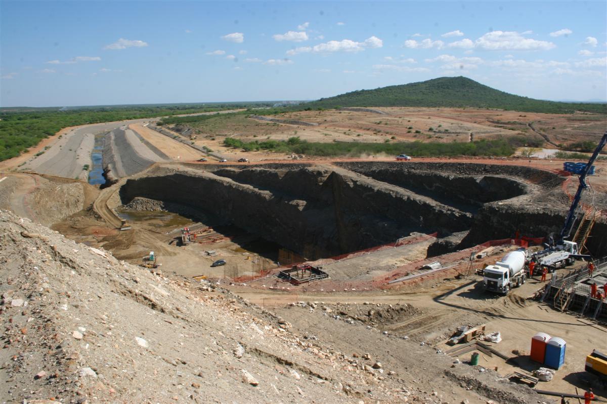 O governador Camilo Santana vai novamente hoje à Brasília para discutir com o governo federal a retomada das obras da transposição do São Francisco. O governador cearense tem uma reunião, às 20 horas, com o Ministério da Integração Nacional e o Tribunal de Contas da União (TCU) com o objetivo de buscar uma alternativa para a retomada das obras. Ontem (8), o governador esteve reunido com o presidente Michel Temer, no e cobrou a retomada das obras, além de outras ações em infraestrutura hídrica. Como resultado, foi agendada essa reunião de hoje (Foto: Fatima 247) O governador Camilo Santana vai novamente hoje à Brasília para discutir com o governo federal a retomada das obras da transposição do São Francisco. O governador cearense tem uma reunião, às 20 horas, com o Ministério da Integração Nacional e o Tribunal de Contas da União (TCU) com o objetivo de buscar uma alternativa para a retomada das obras. Ontem (8), o governador esteve reunido com o presidente Michel Temer, no e cobrou a retomada das obras, além de outras ações em infraestrutura hídrica. Como resultado, foi agendada essa reunião de hoje