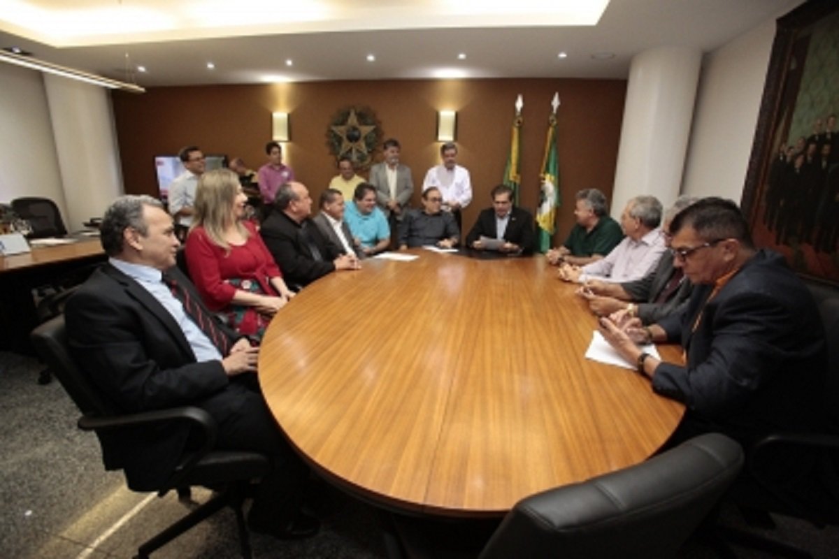 Foram efetivados os deputados Fernando Hugo, do PP, Mário Hélio, do PDT e Rachel Marques e Dedé Teixeira do PT. Eles substituem os deputados que foram eleitos prefeitos em 2016: Ivo Gomes (PDT), em Sobral; Zé Ailton Brasil (PP), no Crato; Laís Nunes (PMB), em Icó, e Naumi Amorim (PMB), em Caucaia. O deputado Dedé Teixeira deverá tirar licença para reassumir a Secretaria de Desenvolvimento Agrário do Governo do Estado (Foto: Fatima 247) Foram efetivados os deputados Fernando Hugo, do PP, Mário Hélio, do PDT e Rachel Marques e Dedé Teixeira do PT. Eles substituem os deputados que foram eleitos prefeitos em 2016: Ivo Gomes (PDT), em Sobral; Zé Ailton Brasil (PP), no Crato; Laís Nunes (PMB), em Icó, e Naumi Amorim (PMB), em Caucaia. O deputado Dedé Teixeira deverá tirar licença para reassumir a Secretaria de Desenvolvimento Agrário do Governo do Estado