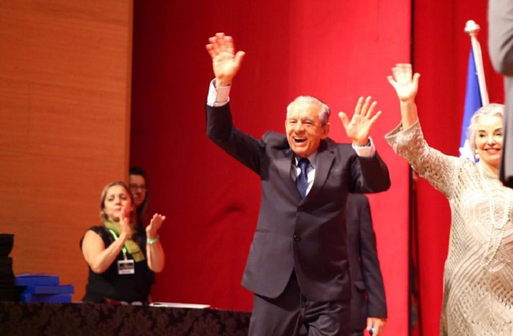 Assim como Joao Doria, que se vestiu de gari e não varreu um cisco em São Paulo, o prefeito Iris Rezende abusou do discurso populista em Goiânia; sem apresentar um projeto concreto ou anunciar medidas práticas na gestão, peemedebista disse que conta "com a mão de obra do povo também para limpar a cidade", que enfrenta problemas na coleta de lixo; aos 83 anos, Iris disse que vai retomar o mutirão, prática que ficou famosa nos anos 1960, quando ele foi prefeito de Goiânia pela primeira vez; no mutirão, cidadãos passam o dia executando serviços de responsabilidade da prefeitura, como construção de casas, limpeza de lotes e corte de árvores, em troca de um prato de comida (Foto: José Barbacena) Assim como Joao Doria, que se vestiu de gari e não varreu um cisco em São Paulo, o prefeito Iris Rezende abusou do discurso populista em Goiânia; sem apresentar um projeto concreto ou anunciar medidas práticas na gestão, peemedebista disse que conta "com a mão de obra do povo também para limpar a cidade", que enfrenta problemas na coleta de lixo; aos 83 anos, Iris disse que vai retomar o mutirão, prática que ficou famosa nos anos 1960, quando ele foi prefeito de Goiânia pela primeira vez; no mutirão, cidadãos passam o dia executando serviços de responsabilidade da prefeitura, como construção de casas, limpeza de lotes e corte de árvores, em troca de um prato de comida