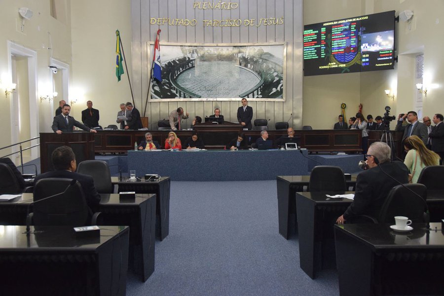 Antes de entrar em recesso, a Assembleia Legislativa aprovou diversos projetos, entre eles a Lei Orçamentária para 2017 e o reajuste do salário dos deputados. Também foram aprovados na última sessão do ano, o rateio do Fundeb e as mudanças na cobrança do IPVA. Ao todo, 14 projetos foram analisados (Foto: Fatima 247) Antes de entrar em recesso, a Assembleia Legislativa aprovou diversos projetos, entre eles a Lei Orçamentária para 2017 e o reajuste do salário dos deputados. Também foram aprovados na última sessão do ano, o rateio do Fundeb e as mudanças na cobrança do IPVA. Ao todo, 14 projetos foram analisados