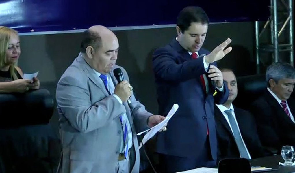 O prefeito de São Luís, Edivaldo Holanda Júnior (PDT), anunciou a diminuição de gastos durante expediente da prefeitura, secretaria e órgãos; o chefe do executivo municipal disse que vai cortar custos com a diminuição no número de secretarias; "Serão suspensas as celebrações de novos contratos para locações de imóveis e veículos que impliquem novos gastos. Secretarias e órgãos devem adotar medidas de imediato para redução de 30% de gastos com água e energia elétrica, redução de 50% com veículos locados e 10% nas contas de telefonia móvel. Serão suspensas licenças remuneradas para tratar de interesses particulares", informou o prefeito. (Foto: Leonardo Lucena) O prefeito de São Luís, Edivaldo Holanda Júnior (PDT), anunciou a diminuição de gastos durante expediente da prefeitura, secretaria e órgãos; o chefe do executivo municipal disse que vai cortar custos com a diminuição no número de secretarias; "Serão suspensas as celebrações de novos contratos para locações de imóveis e veículos que impliquem novos gastos. Secretarias e órgãos devem adotar medidas de imediato para redução de 30% de gastos com água e energia elétrica, redução de 50% com veículos locados e 10% nas contas de telefonia móvel. Serão suspensas licenças remuneradas para tratar de interesses particulares", informou o prefeito.