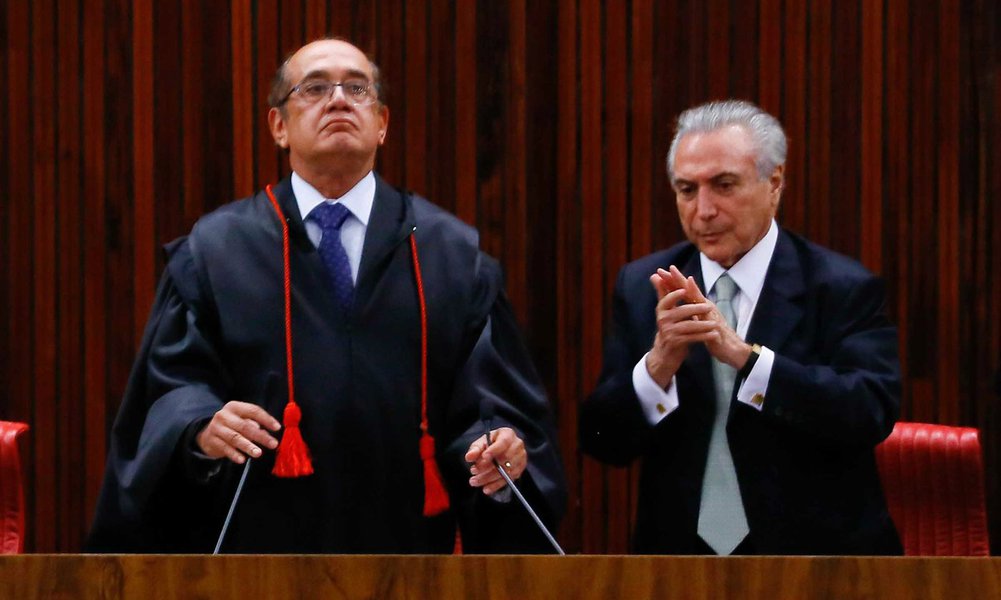Jornalista comenta a inclusão do ministro Gilmar Mendes, presidente do TSE e responsável por pautar o processo que pode cassar Michel Temer, na comitiva que viajou para Portugal nesta terça-feira; "Vale lembrar que Temer tenta emplacar no TSE uma pedalada jurídica para que apenas a ex-presidente Dilma seja condenada no processo e ele seja absolvido e continue livre, leve e solto na presidência até 2018. São essas as instituições brasileiras que estão realmente funcionando?", pergunta (Foto: Gisele Federicce) Jornalista comenta a inclusão do ministro Gilmar Mendes, presidente do TSE e responsável por pautar o processo que pode cassar Michel Temer, na comitiva que viajou para Portugal nesta terça-feira; "Vale lembrar que Temer tenta emplacar no TSE uma pedalada jurídica para que apenas a ex-presidente Dilma seja condenada no processo e ele seja absolvido e continue livre, leve e solto na presidência até 2018. São essas as instituições brasileiras que estão realmente funcionando?", pergunta