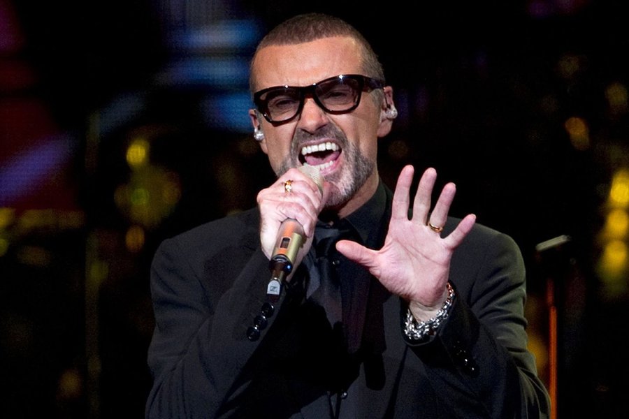 Cantor George Michael, que lançou sua carreira na década de 1980 com a banda Wham, morreu aos 53 anos, informou neste domingo, 25; segundo a BBC, o artista morreu "em paz na sua casa"; não há detalhes sobre a causa da morte, mas segundo a polícia não há circunstâncias suspeitas de crime; a polícia de Thames Valley informou que uma ambulância esteve em uma casa em Goring, em Oxfordshire, para atender uma ocorrência; George Michael vendeu ao longo de sua carreira mais de 100 milhões de discos (Foto: Aquiles Lins) Cantor George Michael, que lançou sua carreira na década de 1980 com a banda Wham, morreu aos 53 anos, informou neste domingo, 25; segundo a BBC, o artista morreu "em paz na sua casa"; não há detalhes sobre a causa da morte, mas segundo a polícia não há circunstâncias suspeitas de crime; a polícia de Thames Valley informou que uma ambulância esteve em uma casa em Goring, em Oxfordshire, para atender uma ocorrência; George Michael vendeu ao longo de sua carreira mais de 100 milhões de discos