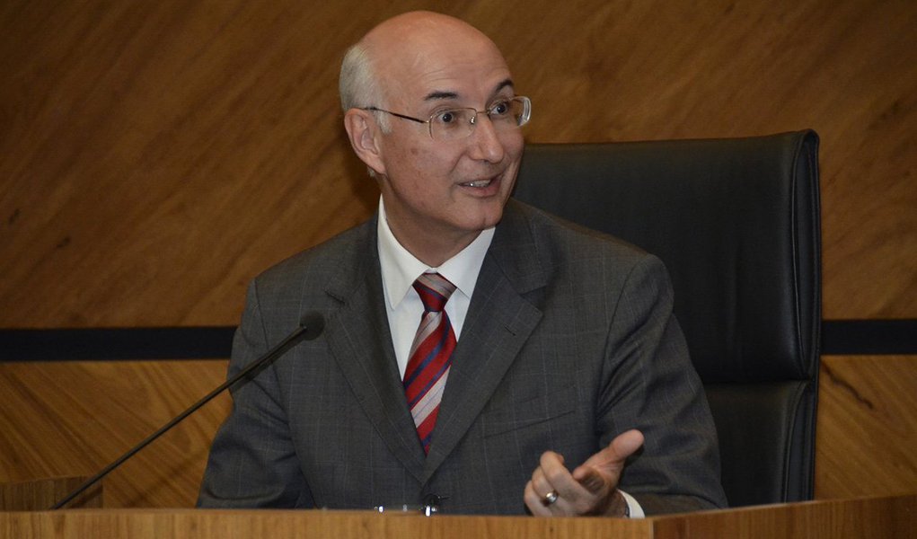 Ministro do Tribunal Superior do Trabalho, Ives Gandra Martins Filho, um dos principais nomes na disputa pelo STF, afirmou em 2010, em um artigo, que as mulheres devem submissão aos maridos; que casamento deve ser indissociável e deve apenas acontecer entre o homem e a mulher; além disso, comparou uniões homoafetivas ao bestialismo, usando como exemplo uma mulher casada com um cavalo; leia a íntegra (Foto: Gisele Federicce) Ministro do Tribunal Superior do Trabalho, Ives Gandra Martins Filho, um dos principais nomes na disputa pelo STF, afirmou em 2010, em um artigo, que as mulheres devem submissão aos maridos; que casamento deve ser indissociável e deve apenas acontecer entre o homem e a mulher; além disso, comparou uniões homoafetivas ao bestialismo, usando como exemplo uma mulher casada com um cavalo; leia a íntegra