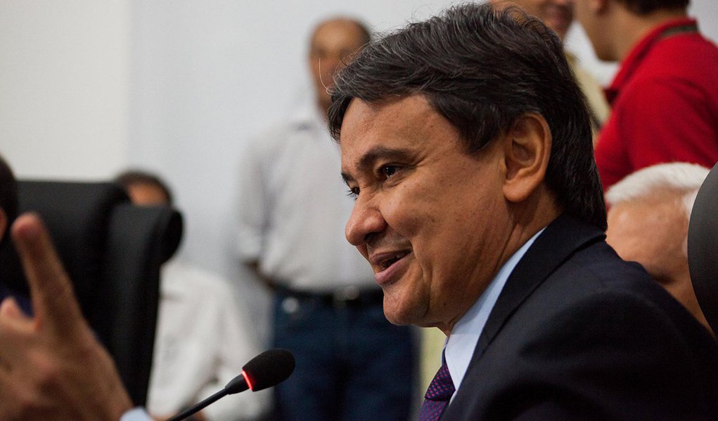 É o que aponta uma pesquisa realizada pelo Instituto Piauiense de Opinião Pública entre os dias 16 a 19 de dezembro; o levantamento, feito com 1.137 eleitores, mostra um crescimento da avaliação do governo desde seu início em janeiro de 2015; uma primeira pesquisa, realizada em junho de 2015 apontou a aprovação de 51,89; em janeiro de 2016, a aprovação subiu para 52,59%; em maio de 2016 a avaliação positiva chegou a 61,3% e, agora em dezembro, continua a tendência de alta com 61,57% (Foto: Leonardo Lucena) É o que aponta uma pesquisa realizada pelo Instituto Piauiense de Opinião Pública entre os dias 16 a 19 de dezembro; o levantamento, feito com 1.137 eleitores, mostra um crescimento da avaliação do governo desde seu início em janeiro de 2015; uma primeira pesquisa, realizada em junho de 2015 apontou a aprovação de 51,89; em janeiro de 2016, a aprovação subiu para 52,59%; em maio de 2016 a avaliação positiva chegou a 61,3% e, agora em dezembro, continua a tendência de alta com 61,57%
