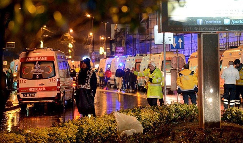 O agressor matou um policial na entrada da boate e entrou no estabelecimento, onde começou a atirar na multidão. O suposto terrorista estava vestido de Papai Noel e usava uma AK-47 (Foto: Leonardo Attuch) O agressor matou um policial na entrada da boate e entrou no estabelecimento, onde começou a atirar na multidão. O suposto terrorista estava vestido de Papai Noel e usava uma AK-47