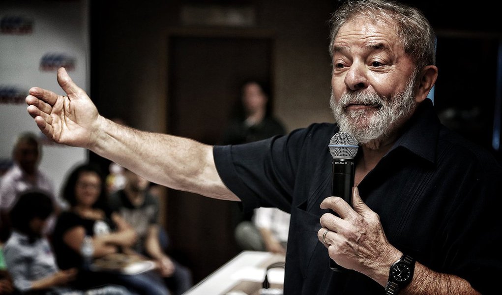 Durante participação na reunião da Confederação Nacional dos Metalúrgicos (CNM), nesta terça-feira, 24, em São Bernardo do Campo, o ex-presidente Luiz Inácio Lula da Silva criticou com veemência os impactos da operação Lava Jato na economia brasileira e disse não ter dúvidas sobre os interesses econômicos por trás da operação; "Hoje, tenho convicção de quem tem dedo estrangeiro nesse negócio da Lava Jato. Tem interesse no Pré-Sal. Eles agora estão desmontando tudo o que fizemos e os trabalhadores da Coreia vão ganhar dinheiro produzindo para o Brasil", disse Lula; Demonstrando boa forma física, Lula conclamou os metalúrgicos presentes no encontro a lutarem pela volta da democracia no País; "A hora é de lutar. Hoje, eu corri 10 quilômetros. Se preparem!" (Foto: Aquiles Lins) Durante participação na reunião da Confederação Nacional dos Metalúrgicos (CNM), nesta terça-feira, 24, em São Bernardo do Campo, o ex-presidente Luiz Inácio Lula da Silva criticou com veemência os impactos da operação Lava Jato na economia brasileira e disse não ter dúvidas sobre os interesses econômicos por trás da operação; "Hoje, tenho convicção de quem tem dedo estrangeiro nesse negócio da Lava Jato. Tem interesse no Pré-Sal. Eles agora estão desmontando tudo o que fizemos e os trabalhadores da Coreia vão ganhar dinheiro produzindo para o Brasil", disse Lula; Demonstrando boa forma física, Lula conclamou os metalúrgicos presentes no encontro a lutarem pela volta da democracia no País; "A hora é de lutar. Hoje, eu corri 10 quilômetros. Se preparem!"