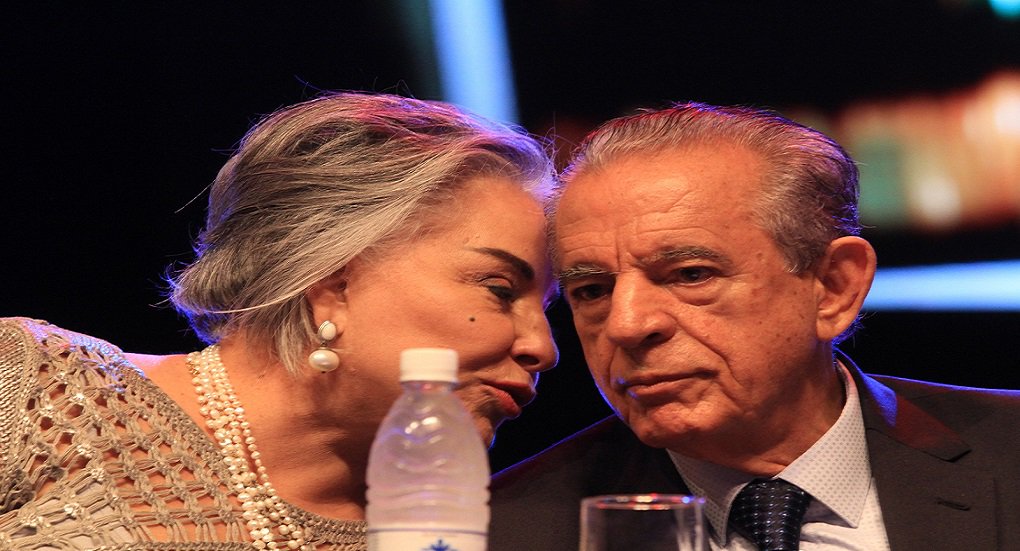 Aos 83 anos, Iris Rezende retorna ao comando da Capital depois de abandonar o cargo em 2010 para concorrer ao governo do Estado; nesse intervalo de seis anos, seu ex-aliado, o petista Paulo Garcia, viu o PMDB romper a aliança e a prefeitura passar por crises que ganharam repercussão nacional, como a falta de coleta de lixo; na solenidade de posse, cacique peemedebista prometeu não decepcionar os goianienses e falou que a prefeitura tem muitas dívidas; Iris ainda disse que pretende voltar com o mutirão, agora com nova roupagem; logo de cara, peemedebista terá que resolver dois problemas urgentes de Goiânia: buracos em ruas e avenidas e, de novo, a irregular coleta do lixo (Foto: José Barbacena) Aos 83 anos, Iris Rezende retorna ao comando da Capital depois de abandonar o cargo em 2010 para concorrer ao governo do Estado; nesse intervalo de seis anos, seu ex-aliado, o petista Paulo Garcia, viu o PMDB romper a aliança e a prefeitura passar por crises que ganharam repercussão nacional, como a falta de coleta de lixo; na solenidade de posse, cacique peemedebista prometeu não decepcionar os goianienses e falou que a prefeitura tem muitas dívidas; Iris ainda disse que pretende voltar com o mutirão, agora com nova roupagem; logo de cara, peemedebista terá que resolver dois problemas urgentes de Goiânia: buracos em ruas e avenidas e, de novo, a irregular coleta do lixo