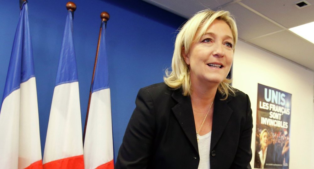 Líder da direita francesa, Marine Le Pen não vê a Rússia como uma ameaça e considera a cooperação com Moscou necessária para reforçar a Europa; "A Rússia é um país europeu e, se queremos que a Europa seja forte, temos de negociar com a Rússia", disse Le Pen em entrevista à BBC; Le Pen avaliou positivamente o "protecionismo ponderado" do presidente Putin, salientando que o líder russo "defende os interesses do seu país, protegendo a sua identidade" (Foto: Aquiles Lins) Líder da direita francesa, Marine Le Pen não vê a Rússia como uma ameaça e considera a cooperação com Moscou necessária para reforçar a Europa; "A Rússia é um país europeu e, se queremos que a Europa seja forte, temos de negociar com a Rússia", disse Le Pen em entrevista à BBC; Le Pen avaliou positivamente o "protecionismo ponderado" do presidente Putin, salientando que o líder russo "defende os interesses do seu país, protegendo a sua identidade"