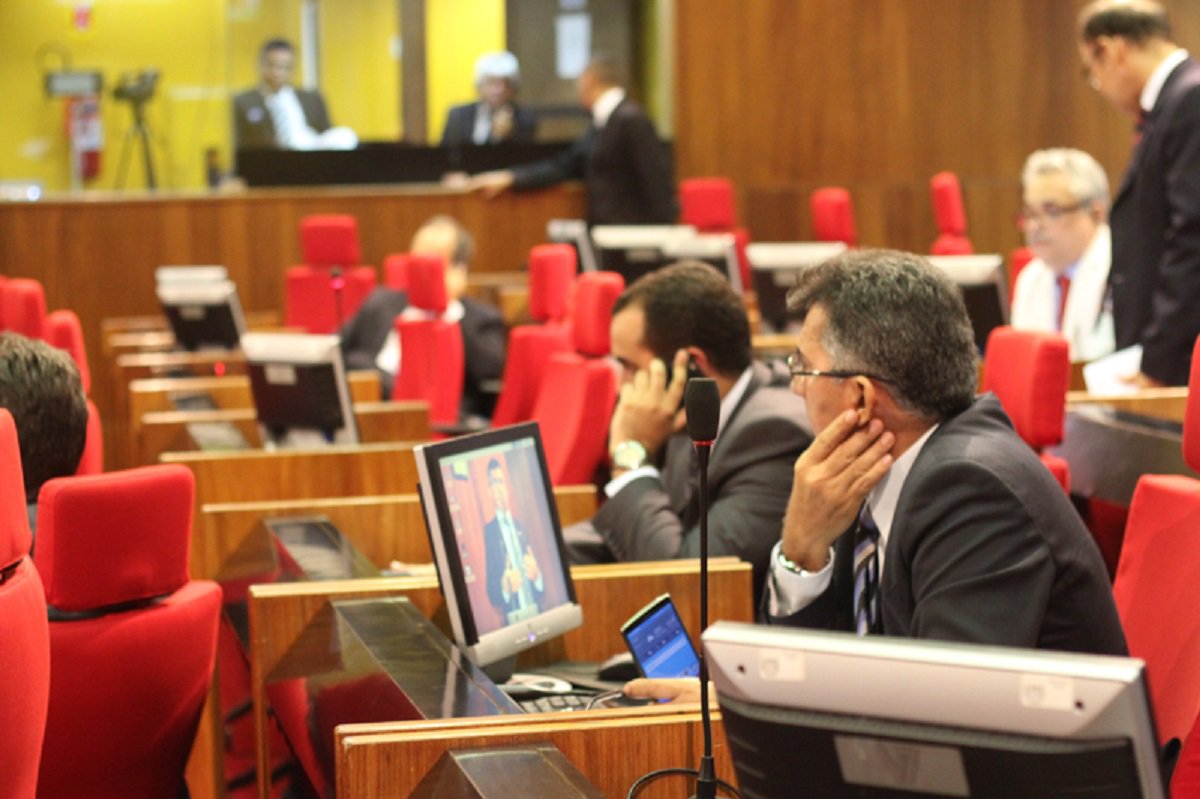 Foi aprovada pela Assembleia Legislativa do Piauí (Alepi), nesta terça-feira (27), o novo Regime de Ajuste Fiscal, que estipula um teto para os gastos públicos para todos os poderes estaduais. O texto original da PEC sofreu algumas mudanças, dentre elas o prazo de vigência do regime, que seria de 10 anos. Os deputados aprovaram também o Projeto de Lei 50/2016 que dispõe sobre o Orçamento do Estado para 2017 e os Projetos de Lei que tratam sobre mudanças na Previdência Social do Estado. O recesso de final de ano do Poder Legislativo terá início a partir de amanhã (28). Os deputados retornarão às suas atividades em plenário em fevereiro próximo. (Foto: Fatima 247) Foi aprovada pela Assembleia Legislativa do Piauí (Alepi), nesta terça-feira (27), o novo Regime de Ajuste Fiscal, que estipula um teto para os gastos públicos para todos os poderes estaduais. O texto original da PEC sofreu algumas mudanças, dentre elas o prazo de vigência do regime, que seria de 10 anos. Os deputados aprovaram também o Projeto de Lei 50/2016 que dispõe sobre o Orçamento do Estado para 2017 e os Projetos de Lei que tratam sobre mudanças na Previdência Social do Estado. O recesso de final de ano do Poder Legislativo terá início a partir de amanhã (28). Os deputados retornarão às suas atividades em plenário em fevereiro próximo.