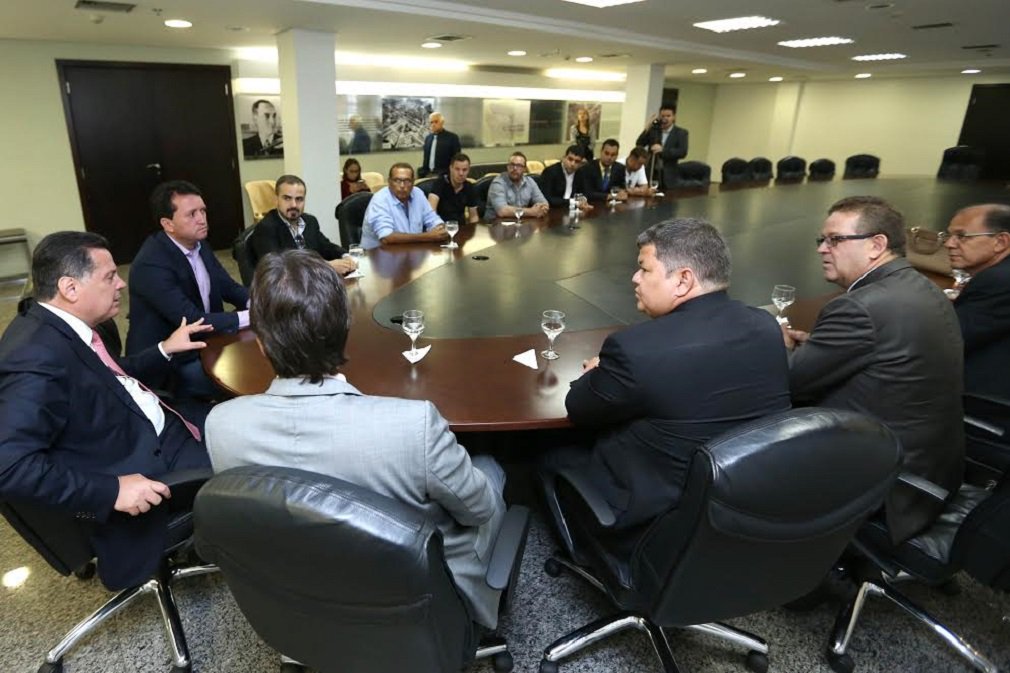O governador Marconi Perillo começou a receber os prefeitos eleitos e reeleitos em audiências individuais, no 10º andar do Palácio Pedro Ludovico Teixeira; ele anunciou aos gestores de sete cidades que o governo estadual quitará, até o final deste mês, todas as contrapartidas em atraso da Saúde; “Todas, 100%. Vamos disponibilizar aproximadamente R$ 100 milhões para quitar esses convênios. Isso vai ser bom para os prefeitos reeleitos e eleitos”, disse; até o final deste ano, Marconi receberá os 100 prefeitos eleitos em audiências individuais (Foto: José Barbacena) O governador Marconi Perillo começou a receber os prefeitos eleitos e reeleitos em audiências individuais, no 10º andar do Palácio Pedro Ludovico Teixeira; ele anunciou aos gestores de sete cidades que o governo estadual quitará, até o final deste mês, todas as contrapartidas em atraso da Saúde; “Todas, 100%. Vamos disponibilizar aproximadamente R$ 100 milhões para quitar esses convênios. Isso vai ser bom para os prefeitos reeleitos e eleitos”, disse; até o final deste ano, Marconi receberá os 100 prefeitos eleitos em audiências individuais