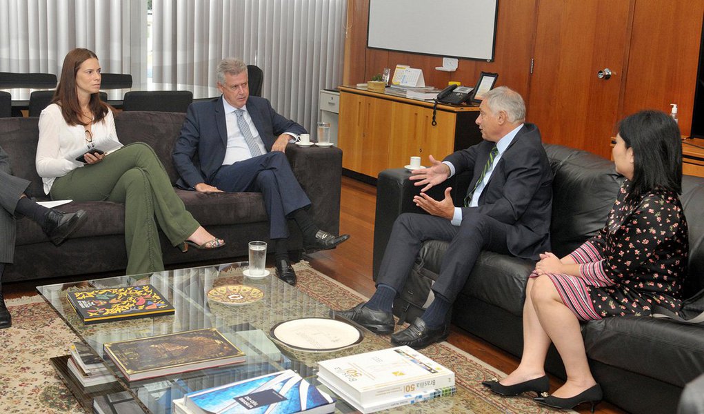 Governador Rodrigo Rollemberg reuniu-se com o presidente do Fundo Financeiro para o Desenvolvimento da Bacia do Prata, Juan Notaro, e com a gerente de Operações e Países da organização, Denise Obara; objetivo é analisar a viabilidade de desenvolver projetos para contribuir com o desenvolvimento local e a diminuição da desigualdade social; "Vamos analisar as possibilidades de financiamento na nossa carteira de projetos. Todas as oportunidades de novos investimentos são importantes nesse momento de crise no País", disse Rollemberg. (Foto: Paulo Emílio) Governador Rodrigo Rollemberg reuniu-se com o presidente do Fundo Financeiro para o Desenvolvimento da Bacia do Prata, Juan Notaro, e com a gerente de Operações e Países da organização, Denise Obara; objetivo é analisar a viabilidade de desenvolver projetos para contribuir com o desenvolvimento local e a diminuição da desigualdade social; "Vamos analisar as possibilidades de financiamento na nossa carteira de projetos. Todas as oportunidades de novos investimentos são importantes nesse momento de crise no País", disse Rollemberg.