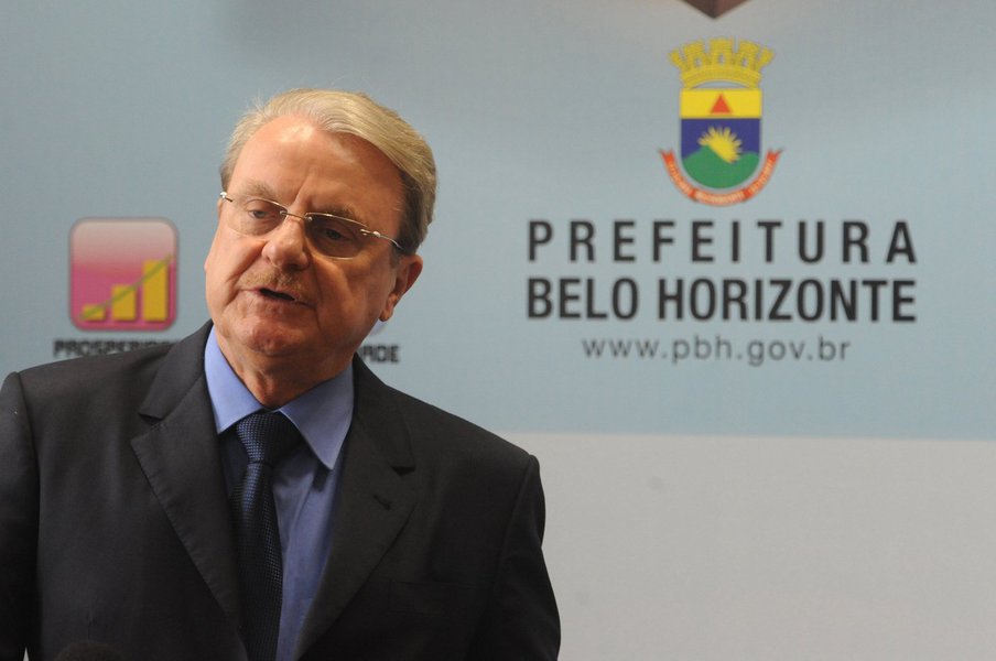 O presidente da Frente Nacional de Prefeitos, Márcio Lacerda, foi surpreendido nesta quinta-feira com informação que, por determinação do Tribunal de Contas da União, o depósito da parcela da multa de repatriação referente ao Fundo de Participação dos Municípios (FPM) só poderia ser feito dia 30; como amanhã será feriado bancário, o dinheiro só entraria na conta das prefeituras em janeiro, quando o município já estaria sendo administrado pelos sucessores dos atuais prefeitos; segundo Lacerda, caso o depósito não seja feito hoje, entre 3 mil e 4 mil municípios poderão ter dificuldades para cumprir a Lei de Responsabilidade Fiscal (Foto: Romulo Faro) O presidente da Frente Nacional de Prefeitos, Márcio Lacerda, foi surpreendido nesta quinta-feira com informação que, por determinação do Tribunal de Contas da União, o depósito da parcela da multa de repatriação referente ao Fundo de Participação dos Municípios (FPM) só poderia ser feito dia 30; como amanhã será feriado bancário, o dinheiro só entraria na conta das prefeituras em janeiro, quando o município já estaria sendo administrado pelos sucessores dos atuais prefeitos; segundo Lacerda, caso o depósito não seja feito hoje, entre 3 mil e 4 mil municípios poderão ter dificuldades para cumprir a Lei de Responsabilidade Fiscal