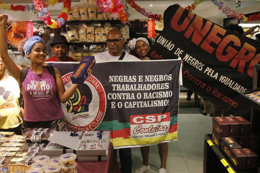 No Recife, a denúncia de racismo da Casa dos Frios contra o motorista Mário José Ferreira repercute nas redes sociais. A gerente de uma loja da Casa chamou a polícia para prender o motorista, porque ele estaria fingindo comprar bolos antes do assalto (Foto: Urariano Mota) No Recife, a denúncia de racismo da Casa dos Frios contra o motorista Mário José Ferreira repercute nas redes sociais. A gerente de uma loja da Casa chamou a polícia para prender o motorista, porque ele estaria fingindo comprar bolos antes do assalto