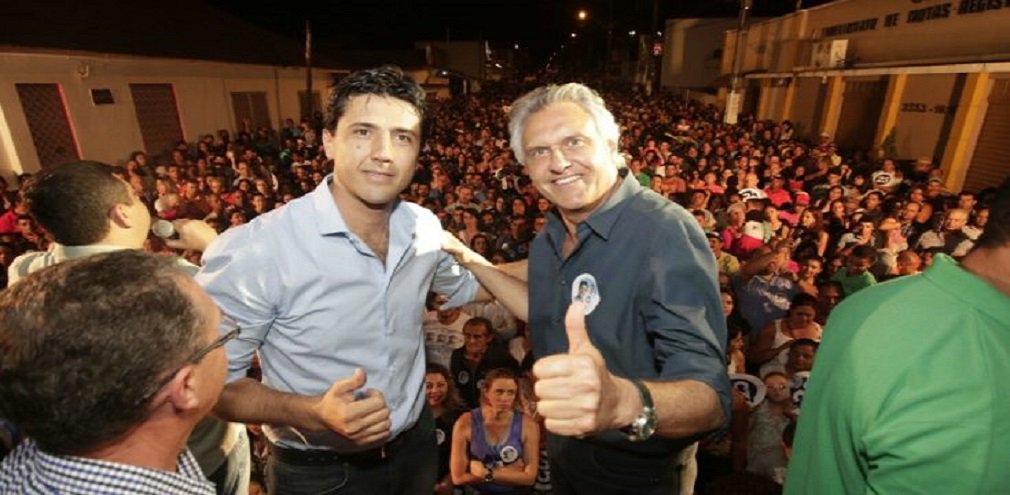 Partido do senador Ronaldo Caiado elegeu apenas 10 prefeitos em 2016 em Goiás; número vai ficar ainda menor; o prefeito reeleito de Hidrolândia, Paulo Sérgio (Paulinho), vai trocar o DEM pelo PSDB agora no começo de 2017; "Não posso ficar com os pés nas duas canoas. Continuo na base pela boa relação com o governador", diz o prefeito; este é o grande empecilho para Caiado pavimentar sua candidatura ao governo em 2018; DEM é hoje um partido praticamente extinto em Goiás e a maior parte de seus integrantes apoia Marconi (Foto: José Barbacena) Partido do senador Ronaldo Caiado elegeu apenas 10 prefeitos em 2016 em Goiás; número vai ficar ainda menor; o prefeito reeleito de Hidrolândia, Paulo Sérgio (Paulinho), vai trocar o DEM pelo PSDB agora no começo de 2017; "Não posso ficar com os pés nas duas canoas. Continuo na base pela boa relação com o governador", diz o prefeito; este é o grande empecilho para Caiado pavimentar sua candidatura ao governo em 2018; DEM é hoje um partido praticamente extinto em Goiás e a maior parte de seus integrantes apoia Marconi