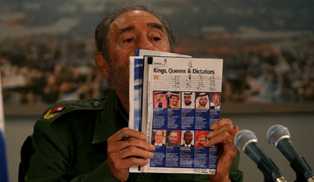 O presidente norte-americano Barack Obama ofereceu uma "mão amiga" aos cubanos neste sábado após a morte de Fidel Castro, enquanto seu sucessor, o republicano eleito Donald Trump, reagiu no Twitter declarando apenas "Fidel Castro está morto!."; Trump, que assume a presidência dos Estados Unidos em 20 de janeiro, insinuou durante a campanha que o desrespeito à liberdade religiosa em Cuba poderia fazer com que ele revesse o acordo de Obama para abrir relações com o antigo adversário da Guerra Fria após quase meio século de afastamento (Foto: José Barbacena) O presidente norte-americano Barack Obama ofereceu uma "mão amiga" aos cubanos neste sábado após a morte de Fidel Castro, enquanto seu sucessor, o republicano eleito Donald Trump, reagiu no Twitter declarando apenas "Fidel Castro está morto!."; Trump, que assume a presidência dos Estados Unidos em 20 de janeiro, insinuou durante a campanha que o desrespeito à liberdade religiosa em Cuba poderia fazer com que ele revesse o acordo de Obama para abrir relações com o antigo adversário da Guerra Fria após quase meio século de afastamento