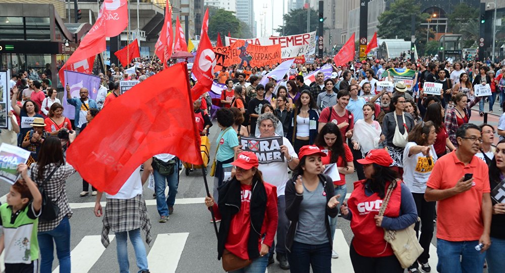 Manifestações contra a PEC 55 — que congela investimentos públicos por 20 anos e que está agora para votação no Senado — ocorreram até agora em 15 estados além do Distrito Federal. Os protestos, convocados pela CUT e outras entidades, no Dia de Greve Nacional, receberam a adesão de categorias que até agora não tinham aderido ao movimento (Foto: Leonardo Attuch) Manifestações contra a PEC 55 — que congela investimentos públicos por 20 anos e que está agora para votação no Senado — ocorreram até agora em 15 estados além do Distrito Federal. Os protestos, convocados pela CUT e outras entidades, no Dia de Greve Nacional, receberam a adesão de categorias que até agora não tinham aderido ao movimento