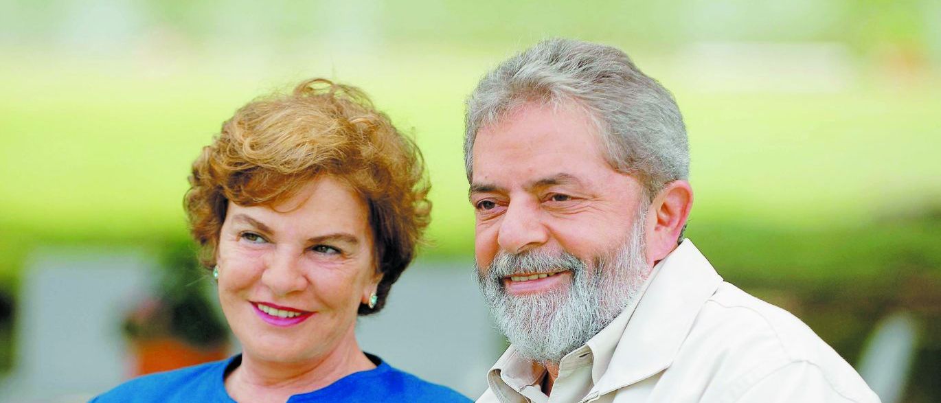 "Marisa Letícia dedicou-se ao que ela sempre melhor soube fazer: ser esteio do marido, ser seu regaço, seu sossego. Escutá-lo e, se necessário, opinar. Transmitir-lhe confiança e firmeza. E isso, segundo declarações dadas por ele, ela sempre fez. Foi quem saiu às ruas em passeata, mobilizando centenas de mulheres, quando os maridos delas, sindicalistas, estavam na prisão. Foi quem costurou a primeira bandeira do PT. E, corajosa, arriscou a pele, franqueando sua casa às reuniões dos metalúrgicos, quando a ditadura proibiu os sindicatos", diz a colunista Hildegard Angel (Foto: Leonardo Attuch) "Marisa Letícia dedicou-se ao que ela sempre melhor soube fazer: ser esteio do marido, ser seu regaço, seu sossego. Escutá-lo e, se necessário, opinar. Transmitir-lhe confiança e firmeza. E isso, segundo declarações dadas por ele, ela sempre fez. Foi quem saiu às ruas em passeata, mobilizando centenas de mulheres, quando os maridos delas, sindicalistas, estavam na prisão. Foi quem costurou a primeira bandeira do PT. E, corajosa, arriscou a pele, franqueando sua casa às reuniões dos metalúrgicos, quando a ditadura proibiu os sindicatos", diz a colunista Hildegard Angel