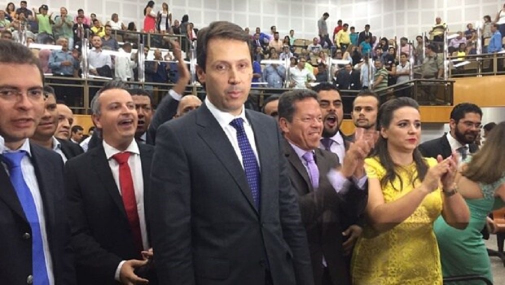 O vereador Andrey Azeredo (PMDB) foi eleito o novo presidente da Câmara Municipal de Goiânia; em seu primeiro mandato, Andrey contou com apoio total do novo prefeito Iris Rezende (PMDB) e venceu com chapa única; Andrey passa a ser também o primeiro na linha sucessória de Iris porque o deputado estadual Major Araújo renunciou ao cargo de vice-prefeito; vereador já ocupou diversos cargos na prefeitura de Goiânia na gestão de Paulo Garcia (PT); Andrey é filho da jornalista e ex-deputada Raquel Azeredo (Foto: José Barbacena) O vereador Andrey Azeredo (PMDB) foi eleito o novo presidente da Câmara Municipal de Goiânia; em seu primeiro mandato, Andrey contou com apoio total do novo prefeito Iris Rezende (PMDB) e venceu com chapa única; Andrey passa a ser também o primeiro na linha sucessória de Iris porque o deputado estadual Major Araújo renunciou ao cargo de vice-prefeito; vereador já ocupou diversos cargos na prefeitura de Goiânia na gestão de Paulo Garcia (PT); Andrey é filho da jornalista e ex-deputada Raquel Azeredo
