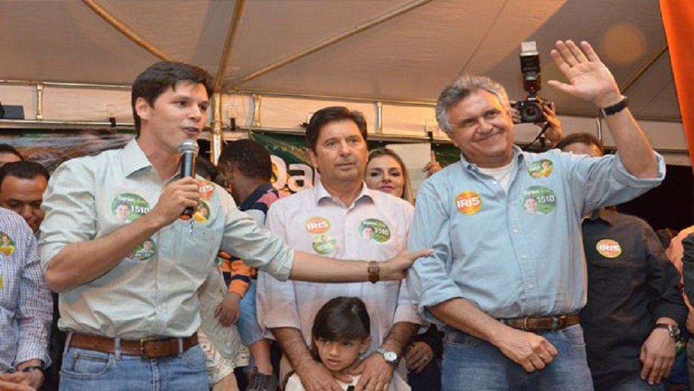 O prefeito de Aparecida de Goiânia reforçou ao Jornal Opção que não vai disputar mais cargo público e disse estar concentrado nas pretensões do filho, o deputado federal Daniel Vilela, em ser candidato ao governo de Goiás; "Eu sou carta fora do baralho, eu não vou concorrer com o meu filho"; ao ser questionado sobre possível apoio do PMDB ao senador Ronaldo Caiado, do DEM, numa candidatura ao Palácio das Esmeraldas, Maguito descartou: "Como é que um partido que elege o prefeito da capital, da segunda maior cidade do Estado, de um grande número de cidades grandes e médias deixa de ter candidato ao governo?" (Foto: José Barbacena) O prefeito de Aparecida de Goiânia reforçou ao Jornal Opção que não vai disputar mais cargo público e disse estar concentrado nas pretensões do filho, o deputado federal Daniel Vilela, em ser candidato ao governo de Goiás; "Eu sou carta fora do baralho, eu não vou concorrer com o meu filho"; ao ser questionado sobre possível apoio do PMDB ao senador Ronaldo Caiado, do DEM, numa candidatura ao Palácio das Esmeraldas, Maguito descartou: "Como é que um partido que elege o prefeito da capital, da segunda maior cidade do Estado, de um grande número de cidades grandes e médias deixa de ter candidato ao governo?"