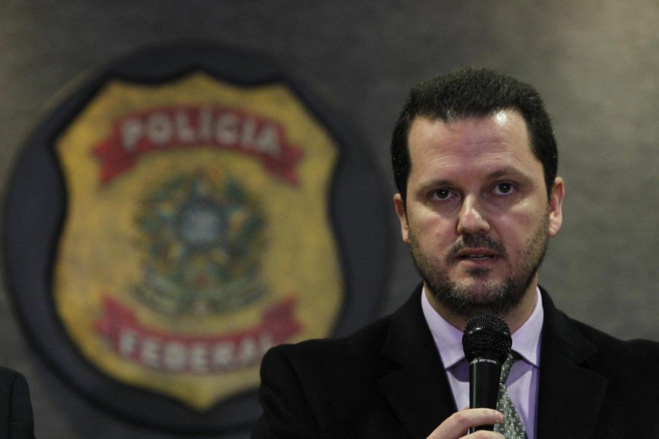 Em um país minimamente sério, o ex-presidente Lula seria preso se houvesse provas incontestáveis contra ele, e não em função do "timing" institucional, eventualmente construído com o auxílio de uma campanha midiática exagerada e sórdida, que se arrasta já há quase três anos (Foto: Mauro Santayanna) Em um país minimamente sério, o ex-presidente Lula seria preso se houvesse provas incontestáveis contra ele, e não em função do "timing" institucional, eventualmente construído com o auxílio de uma campanha midiática exagerada e sórdida, que se arrasta já há quase três anos