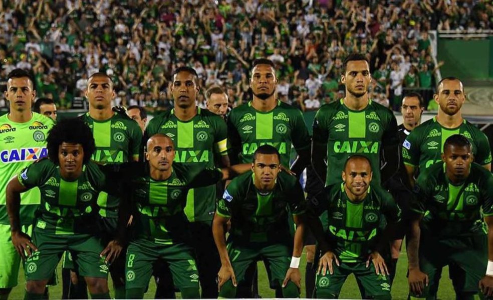 Centenas de fãs vestidos com as cores verde e branco do clube se reuniram no estádio desde a manhã de terça-feira, e permaneceram grandes grupos nas arquibancadas até o final da tarde; Um cartaz resumia, nas letras de uma criança, a meteórica ascensão da equipe, que passou da Série D para a elite do futebol brasileiro em seis anos; "Não cansou de subir e agora está no céu", dizia; vídeo (Foto: Leonardo Attuch) Centenas de fãs vestidos com as cores verde e branco do clube se reuniram no estádio desde a manhã de terça-feira, e permaneceram grandes grupos nas arquibancadas até o final da tarde; Um cartaz resumia, nas letras de uma criança, a meteórica ascensão da equipe, que passou da Série D para a elite do futebol brasileiro em seis anos; "Não cansou de subir e agora está no céu", dizia; vídeo