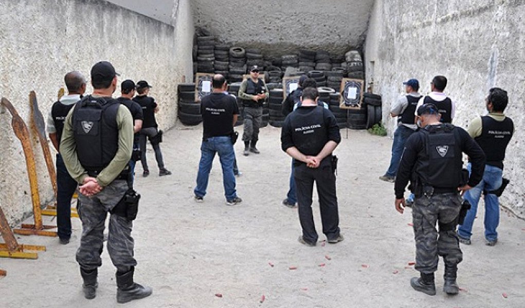 Os agentes da Polícia Civil de Alagoas estão recebendo o primeiro lote contendo 500 novos coletes balísticos, do total de 2.022 que foram adquiridos; também estão sendo compradas 300 pistolas, o que permitirá que cada policial tenha uma arma acautelada para o trabalho diário (Foto: Voney Malta) Os agentes da Polícia Civil de Alagoas estão recebendo o primeiro lote contendo 500 novos coletes balísticos, do total de 2.022 que foram adquiridos; também estão sendo compradas 300 pistolas, o que permitirá que cada policial tenha uma arma acautelada para o trabalho diário