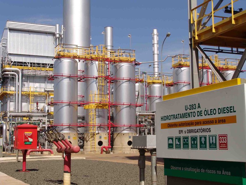 A Petrobras anunciou nesta quinta-feira um aumento 6,1%, em média, no preço do diesel nas refinarias a partir da sexta-feira, mas manteve inalterados os preços da gasolina; este é o segundo mês consecutivo que o preço do diesel é reajustado pela Petrobras; em dezembro, contudo, o preço da gasolina também subiu; "A decisão é explicada principalmente pelo efeito da continuada, embora mais discreta, elevação dos preços do petróleo nos mercados internacionais, pela valorização do real desde a última revisão de preços", disse a estatal em comunicado (Foto: Romulo Faro) A Petrobras anunciou nesta quinta-feira um aumento 6,1%, em média, no preço do diesel nas refinarias a partir da sexta-feira, mas manteve inalterados os preços da gasolina; este é o segundo mês consecutivo que o preço do diesel é reajustado pela Petrobras; em dezembro, contudo, o preço da gasolina também subiu; "A decisão é explicada principalmente pelo efeito da continuada, embora mais discreta, elevação dos preços do petróleo nos mercados internacionais, pela valorização do real desde a última revisão de preços", disse a estatal em comunicado