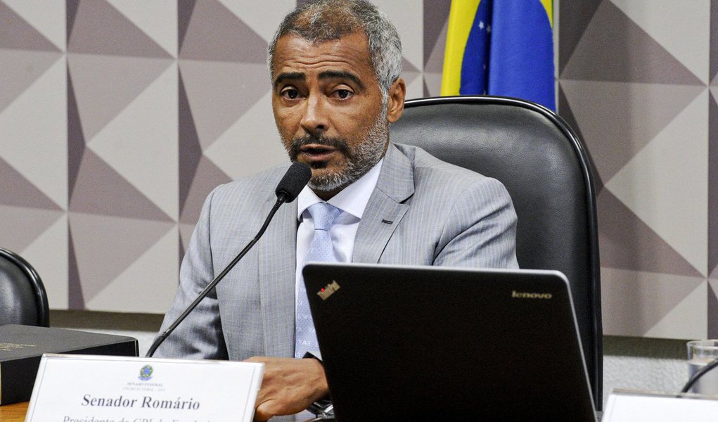 Senador Romário (PSB-RJ) não recebeu nenhum voto nesta quarta-feira 7 a favor do relatório alternativo que apresentou, junto com Randolfe Rodrigues (Rede-AP), na CPI do Futebol, comissão que ele criou e presidiu; o texto aprovado pelos integrantes da comissão foi o do relator, Romero Jucá (PMDB-RR) (Foto: Felipe L. Goncalves) Senador Romário (PSB-RJ) não recebeu nenhum voto nesta quarta-feira 7 a favor do relatório alternativo que apresentou, junto com Randolfe Rodrigues (Rede-AP), na CPI do Futebol, comissão que ele criou e presidiu; o texto aprovado pelos integrantes da comissão foi o do relator, Romero Jucá (PMDB-RR)