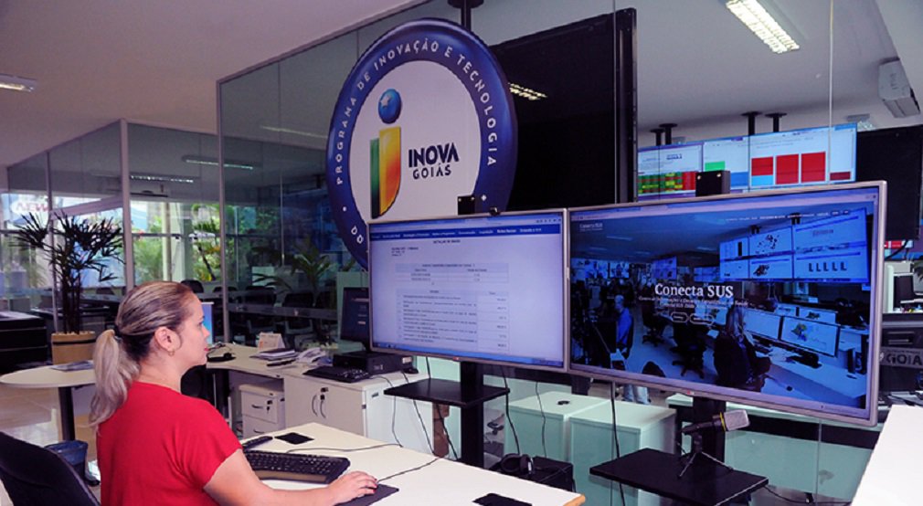 Governador Marconi Perillo apresentou nesta quinta-feira os resultados do balanço contra a dengue de 2016; redução no números de casos da doença foi de 20% em comparação com 2015; agentes de saúde fizeram 18 milhões de visitas domiciliares ano passado e o trabalho é todo monitorado em tempo real, por meio do programa Conecta SUS (na foto); trabalho, que integra o programa Inova Goiás, oferece informação sobre todos os municípios e mostra as áreas já vistoriadas e aquelas com focos do mosquito da dengue (Foto: José Barbacena) Governador Marconi Perillo apresentou nesta quinta-feira os resultados do balanço contra a dengue de 2016; redução no números de casos da doença foi de 20% em comparação com 2015; agentes de saúde fizeram 18 milhões de visitas domiciliares ano passado e o trabalho é todo monitorado em tempo real, por meio do programa Conecta SUS (na foto); trabalho, que integra o programa Inova Goiás, oferece informação sobre todos os municípios e mostra as áreas já vistoriadas e aquelas com focos do mosquito da dengue