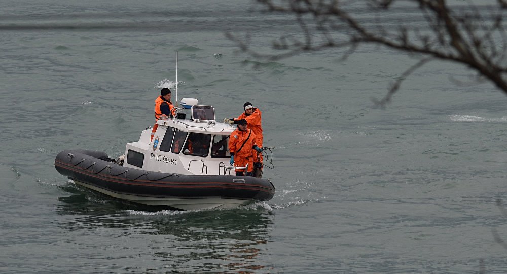 O Minisério da Defesa russo aumentou a equipe de resgate para 39 navios, sete aparelhos de imersão profunda e 135 mergulhadores profissionais. Além disso, cinco drones Orlan-10 estão monitorando o local da operação. "A operação de busca e resgate na zona do acidente aéreo do Tu-154 não parou um minuto durante a noite", informa o comunicado do ministério; acidente teria sido causado por combinação de falha técnica e humana (Foto: Leonardo Attuch) O Minisério da Defesa russo aumentou a equipe de resgate para 39 navios, sete aparelhos de imersão profunda e 135 mergulhadores profissionais. Além disso, cinco drones Orlan-10 estão monitorando o local da operação. "A operação de busca e resgate na zona do acidente aéreo do Tu-154 não parou um minuto durante a noite", informa o comunicado do ministério; acidente teria sido causado por combinação de falha técnica e humana